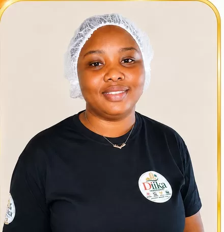 Mme Kady, agent de propreté et d'hygiène formée par DIIKA, en poste à Abidjan