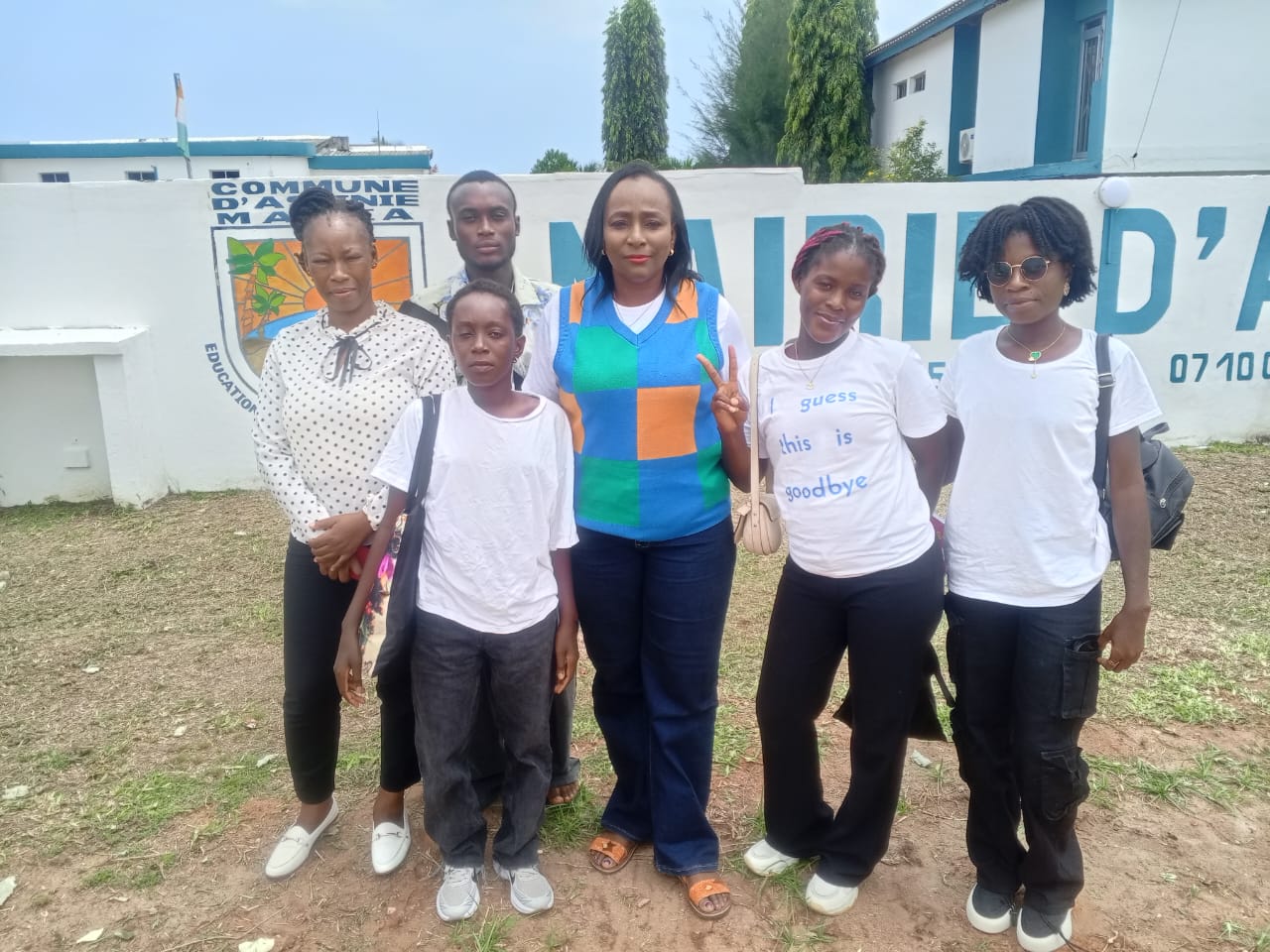 Mme Dika Bamba avec les apprenantes devant la Mairie d'Assinie Mafia