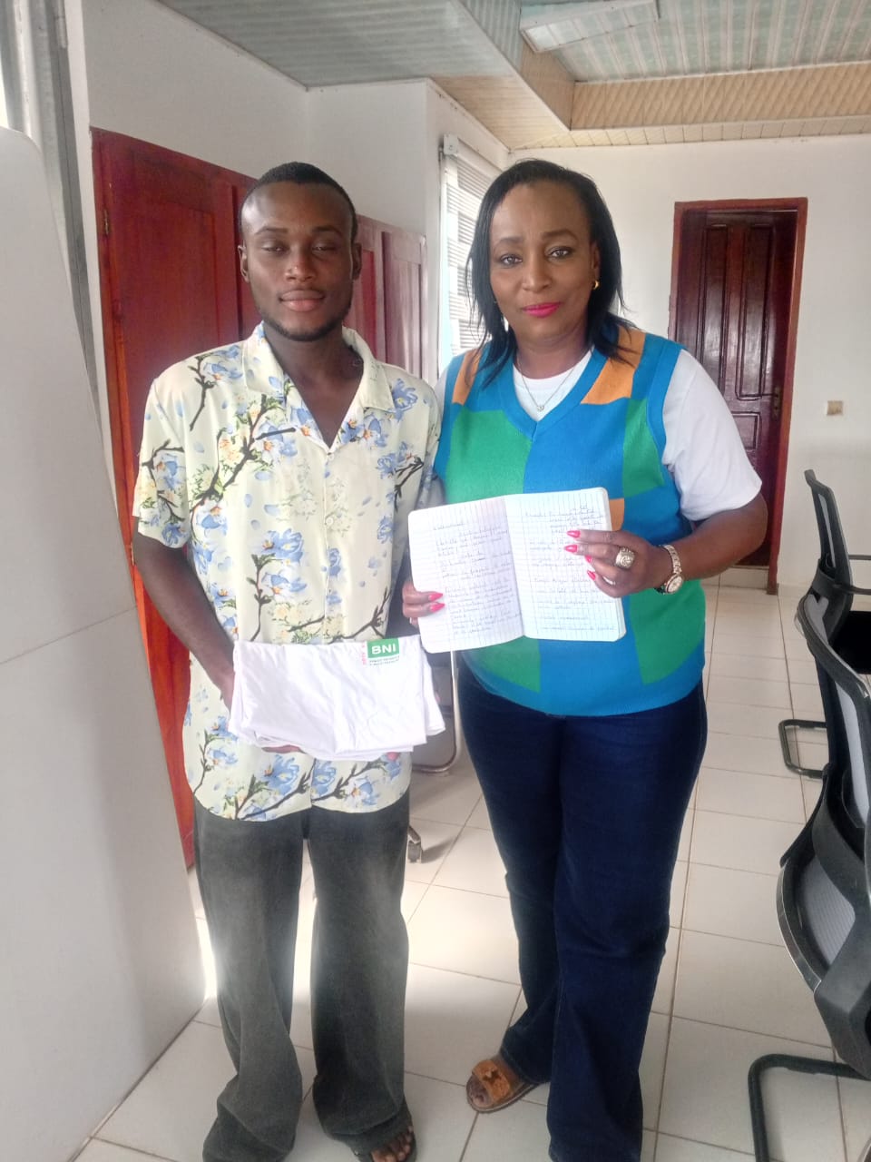 Remise de documents officiels à une apprenante — mission DIIKA INGÉNIERIE